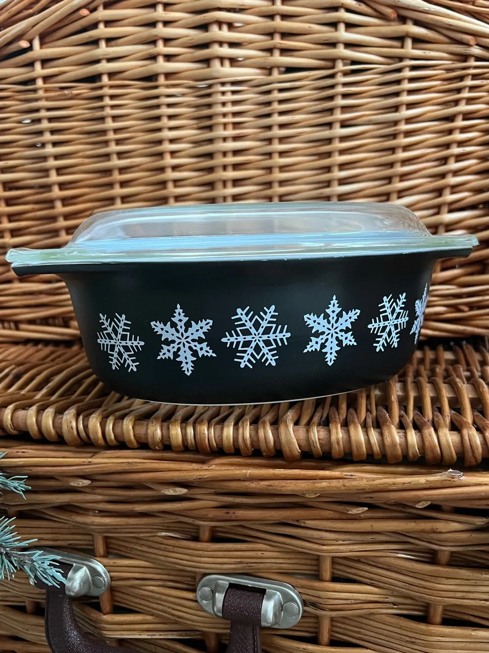 RARE PYREX 043 1 1/2qt matte black oval casserole dish snowflake 1956